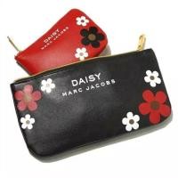 ราคา พร้อมส่ง Marc jacob Daisy Red & Black Pouch (2442124749)