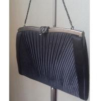 ราคา กระเป๋าผ้าไหมอัดพลีทสีดำ ปากหนีบเหล็ก หิ้วถือออกงานได้ ขนาด 9 × 6 นิ้ว (19487463303)