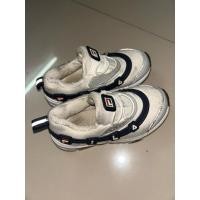 ราคา Fila รองเท้าผ้าใบเด็กผู้ชาย สีขาวตัดน้ำเงิน ของแท้(มือสอง) (43268945775)