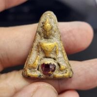 ราคา พระผงสุพรรณสองหน้าเนื้อชินทอง ติดเม็ดพระธาตุ กรุดอยไซ (42616028783)