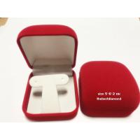 ราคา กล่องต่างหู รูปตัวที ใส่ต่างหูแบบหมุด หรือ แบบห่วงได้ สีแดง (1645766320)