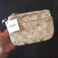 ราคา COACH กระเป๋าคล้องข้อมือ แท้ 100% (1736245418)