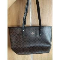 ราคา กระเป๋า coach ทรงช้อปปิ้ง สีกาแฟ ขนาด 12 นิ้ว ปากกระเป๋า 15 นิ้ว (24021723303)