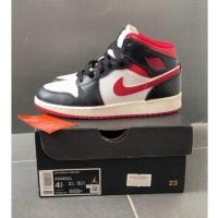 ราคา พร้อมส่ง‼️Jordan 1 Mid Gym Red Black White (GS) มือ2 สภาพ95% กล่องอุปกรณ์ครบ ของแท้ (18484699860)