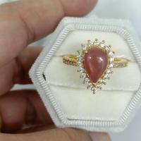 ราคา แหวนพลอยทับทิมแดงทรงหยดน้ำมีเหลือบรับแสงสีออกไวน์แดงขนาดนิ้ว 57 ตัวเรือนทองเหลือง (48450521547)