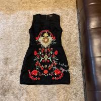 ราคา ชุดสีดำ เดรสสีดำลายดอกสีแดง เดรสสั้นปักลายนูนแต่งดอก3Dอลังการงานสร้างงานป้ายAreeya(used-S) (17883174351)