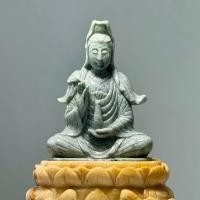 ราคา เจ้าแม่กวนอิม แกะสลัก หยกพม่า พระมหาโพธิสัตว์ กวนอิม หน้าตัก 4 นิ้ว พร้อมฐาน แกะสลักลายมังกร สูง 11 นิ้ว นํ้าหนัก 5 กิโล (27356935136)