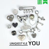 ราคา ชุดตกแต่งสไตล์ใหม่สำหรับรองเท้า ลายดอกไม้บนหัวคล้องสาย ประดับด้วยเข็มขัดโลหะเงินและดาวเสาร์ DIY สามารถถอดได้ (47801170999)