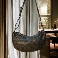 ราคา กระเป๋าหนังแท้สานสะพายสายยาว Cream แบรนด์แท้ เป็นหนังสานหนึ่งด้าน หนังเรียบหนึ่งด้าน มือสองนำเข้าสภาพสวย (43406302958)