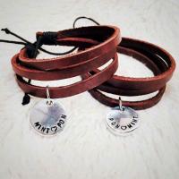 ราคา สร้อยข้อมือหนังแท้ จี้กลมอัลลอยตอกชื่อ /กำไลข้อมือหนังแท้ จี้กลมอัลลอยสลักชื่อ (187394383)