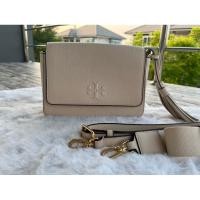 ราคา กระเป๋า Tory Burch มือสองของแท้ รุ่นนี้มี 2 สาย “Tory Burch Thea Web Flap Crossbody Bag” (23067295039)