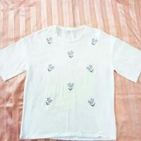 ราคา ส่งต่อ เสื้อยืดสีขาวลายปักดอกไม้สีม่วง ผ้านิ่ม (2863641245)