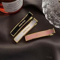 ราคา เครื่องประดับโลโก้ผู้หญิง Miu Miu เคลือบเงาโลหะกิ๊บติดผมผู้หญิงแฟชั่นหรูหราเบาๆที่หนีบผมด้านข้างแมทช์ลุคง่าย (24189058661)