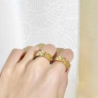 ราคา แหวนลายตารางสี่เหลี่ยม สำหรับผู้ชายและผู้หญิง ออกแบบเรียบง่ายด้วยวัสดุเหล็กไทเทเนียมและเคลือบทองเงา (45501488675)