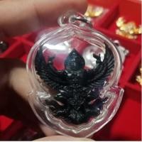 ราคา วัตถุมงคล พญาครุฑมหาอำนาจ รุ่นแรก เนื้อเหล็กน้ำพี้ เลข 958 (เลี่ยมพร้อมใช้) (2237944788)