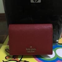 ราคา กระเป๋าสตางค์ใบสั้นสีแดงหนังแท้ ยี่ห้อkate spade (1899934720)