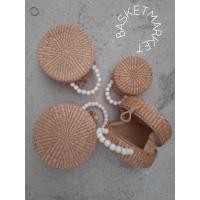 ราคา กระเป๋าสานผักตบชวา กระเป๋าผักตบชวา ทรงกลม หูจับลูกปัดไม้สีขาวรุ่น DOLLY (6451043137)