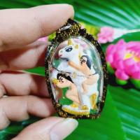 ราคา ม้าเสพนางคู่ ปั้นจากดินมวลสาร ครูบาวัง เลี่ยมน้ำมันด้านหลังบรรจุอิ้นคู่ตะกรุด บูชาเสริมเสน่ห์เมตตาโชคลาภ (13862260394)