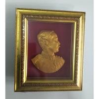 ราคา กรอบรูปมงคล รัชกาลที่ 5 ภาพนูนต่ำสีทอง ขนาด 23.5 x 27.5 ซม. (1461437011)