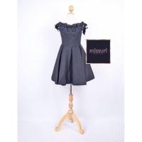 ราคา ชุดราตรีมือ 2 ชุดราตรีสั้นสีดำ ผ้าไหมอิตาลี ปาดไหล่โบว์รอบ เน้นเอวกระโปรงบานระบายทรงสุ่มจับจีบรอบตัวเป็น closet ผูกหลัง (9115016672)