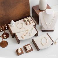 ราคา แหวนเคาน์เตอร์อุปกรณ์ประกอบฉากยืนแสดงหน้าต่างสร้อยข้อมือเครื่องประดับต่างหูยืนวอลนัทสีเบจขั้นตอนจอแสดงผล เดือน8x (48501677289)