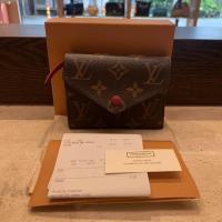 ราคา CO220805571] Lv / Victorine Short Wallet (21937467949)