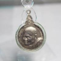 ราคา N725เหรียญหลวงปู่แหวน รุ่นเมตตา ปี 2520 กะหลั่ยเงิน สภาพสวยๆ เดิมๆ (44373592600)