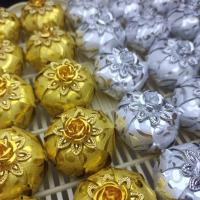 ราคา เหรียญโปรยทาน เหรียญโปรยทานผอบ ผอบตกแต่ง ตลับตกแต่ง ริบบิ้นกากเพชร ลายกนก สีเงิน-สีทอง ตัวเปล่า 1แพค50ชิ้น (19080509636)