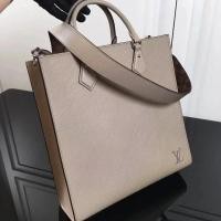 ราคา Louis Vuitton กระเป๋าสะพายหลังและขวาง Sac Plat สไตล์ใหม่สำหรับผู้ชาย ทรงกลาง สีดำและเทา ผลิตจากหนัง Fusion Epi Grain และซับในหนังวัวแท้ พร้อมลายเซ็นคลาสิกของแบรนด์ (56352028478)