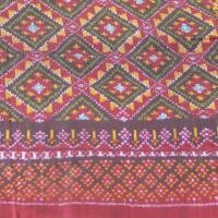 ราคา ผ้าไหมสุรินทร์ ลายกูมเพลิง ไหมบ้านเก่าเก็บ 3ตะกอทอมือ ขนาด100x208ซม. (21001653886)