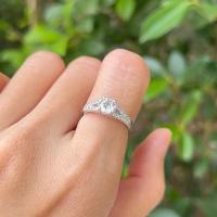 ราคา แหวนเพชร Round cut เม็ดเดี่ยว 4 หนามเตย บ่าข้าง 2 ก้านประดับเพชร ตัวเรือนเงินแท้ 925 ชป White gold (29454084991)