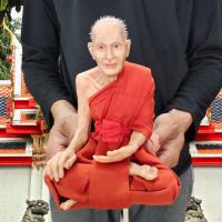 ราคา NMT8 หลวงปู่ศุข เกสโร วัดปากคลองมะขามเฒ่า หน้าตัก5นิ้ว งานไฟเบอร์หุ่นขี้ผึ้งห่มจีวรติดเกศาเสมือนจริง (21682569113)