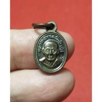 ราคา เหรียญเม็ดแตง หลวงปู่ทวด วัดช้างให้ รุ่นบูรณะพระบรมธาตุเจดีย์ ปี2551 (เนื้อนวะโลหะ) ตอกโค้ด กล่องเดิม (29513897193)
