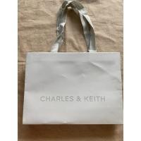 ราคา ถุงกระดาษ charles keith แท้ 100% ยังไม่ผ่านการใช้งาน ลายหายาก สินค้า สภาพใหม่ แท้ จัดส่งไว (29818301110)