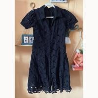 ราคา [กระดุมหลุด 1 เม็ดค่ะ] ส่งต่อ ชุดเดรสกระโปรงผ้าลูกไม้ ยาว 37” คอปก แขนสั้น สีกรมท่าเข้ม มือสอง (25759003245)