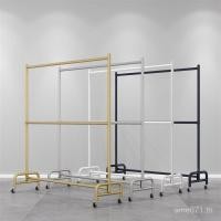 ราคา ชั้นอบแห้งไม้แขวนเสื้อสองชั้นระเบียงปรับชั้นยืนชั้นวางจอแสดงผลที่มีล้อยกร้านขายเสื้อผ้าที่ถอดออกได้ เค6วีเอ็กซ์ (44551983047)