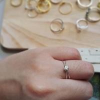 ราคา Minimalist925 แหวนไขว้ประดับพลอย CZ เงินแท้ (8368860)