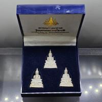 ราคา พระแก้วมรกต 3 ฤดู เนื้อเงิน รุ่นเทอดพระเกียรติ พิธีใหญ่ วัดพระศรีรัตนศาสดาราม ปี2540 พร้อมกล่อง (53602028420)