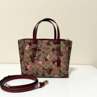 ราคา พร้อมส่ง MOLLIE TOTE BAG 25 IN SIGNATURE CANVAS WITH CHERRY PRINT (43225285046)