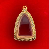 ราคา กรอบพระ กรอบชุบทอง ฝังเพชร ใส่หลวงปู่ทวด หลังเตารีด ขนาดหน้าจอกระจก สูง 3.6 x กว้าง 2.3cm (แถมฟรีห่วงกับยางรอง) (43100972375)