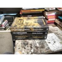 ราคา HIS DARK MATERIAL Trilogy Novel The Golden Kompas โดย Philip Pullman (43805722580)
