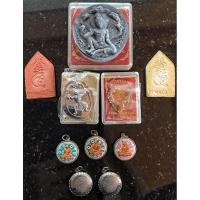 ราคา ชุดโปร ต้อนรับปีใหม่ ชุดที่ 3 (มี 10 รายการ) 1.ล็อกเกตหงส์เหิน ขุนแผนแสนสะท้านจิต พระพิฆเนศจงเจริญ จตุคาม ล็อกเกตหัวใจ (25704773056)