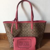 ราคา New with tag! !กระเป๋า สะพายข้าง Coach f36658 reversible city tote สีstrawberry ของแท้ (1325784466)