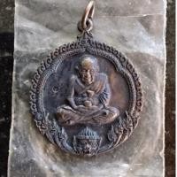 ราคา หลวงปู่ทวดเปิดโลก (เหรียญหลวงปู่ทวดฉลองวิหาร ) หลวงพ่อชำนาญ ปี 2545 (15226989764)