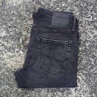 ราคา 11/33 กางเกงยีนส์มือสอง Jack & Jones รุ่น slim fitผลิต Turkey เอววัดจริง 33.5" ยาวทั้งตัว 39.5"ขา 6" 2% Elastance (24590510626)