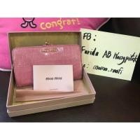 ราคา MIU MIU กระเป๋าสตางค์สีชมพู ยังสวยและยังใหม่อยู่เลยค่ะ ตำหนิหนักไม่มี ร่องรอยใช้น้อยหนังสวย พร้อมการ์ยกกล่อง (1316391902)