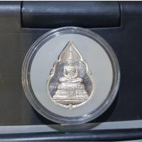ราคา เหรียญที่ระลึกในพิธีเททองการจัดสร้างพระแก้วมรกต กรมสรรพสามิต พ.ศ.2539 เนื้อเงินขัดเงา ทรงหยดน้ำพร้อมตลับใสเดิมๆ สภาพใหม่ (13759555177)