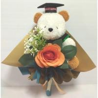 ราคา ช่อดอกไม้รับปริญา ตุ๊กตารับปริญญา แสดงความยินดี ช่อตุ๊กตาหมีรับปริญญา ช่อดอกไม้ ขนาด กว้าง 28 ซม. สูง 37 ซม.(กุหลาบส้ม) (5317088178)