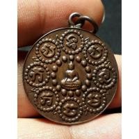 ราคา เหรียญพระพุทธบาท วัดเขาบางทราย จ.ชลบุรี รุ่นแรก ปี2461 เนื้อทองแดงกะไหล่ทองห่วงเชื่อมขอบกระบอกสภาพยังสวย (24058461089)