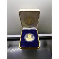 ราคา เหรียญคามิโอ เงินขัดเงา หน้ากากทองคำแท้ ที่ระลึก"สร้างอาคารกาญจนาภิเษก ร.9" เฉลิมพระเกียรติ รัชกาลที่9 ทรงครองสิริราช... (24929912334)